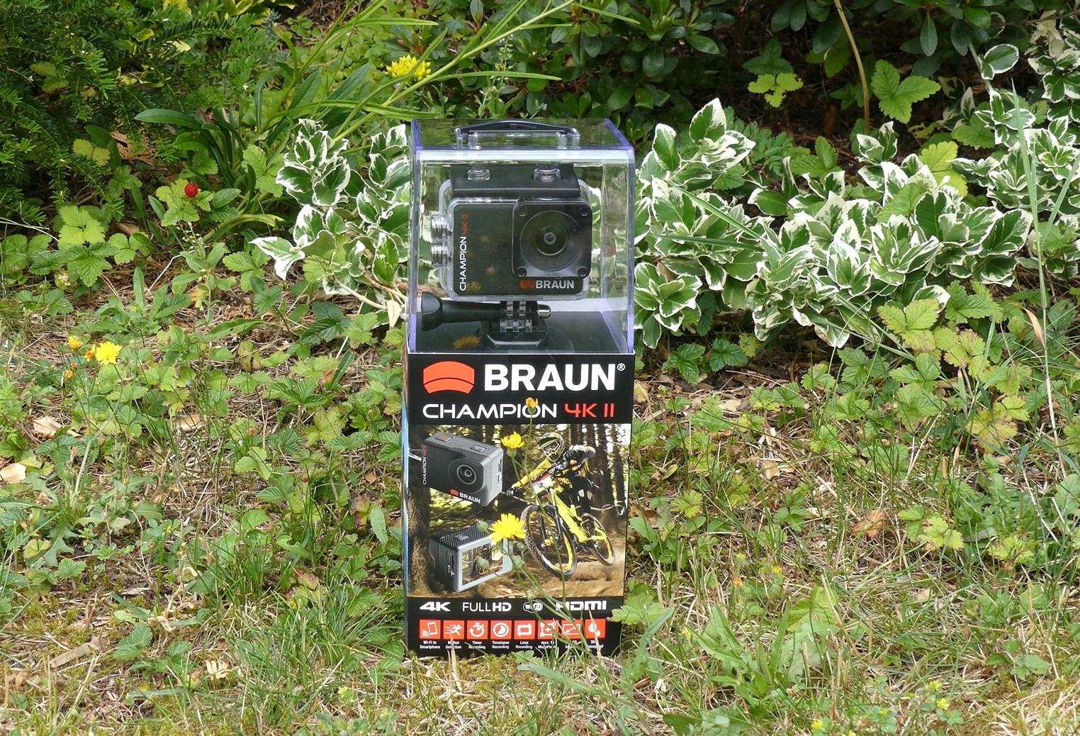 Braun Action Cam in Verpackung auf Wiese