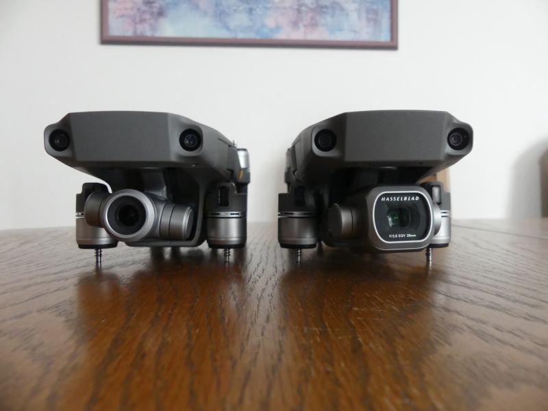 Mavic 2 Zoom y Mavic 2 Pro doblados uno al lado del otro