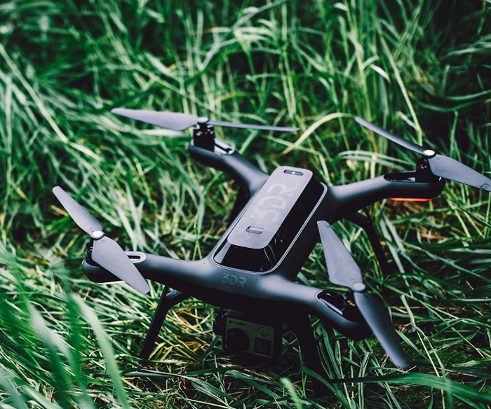 Drone 3DR dans l'herbe