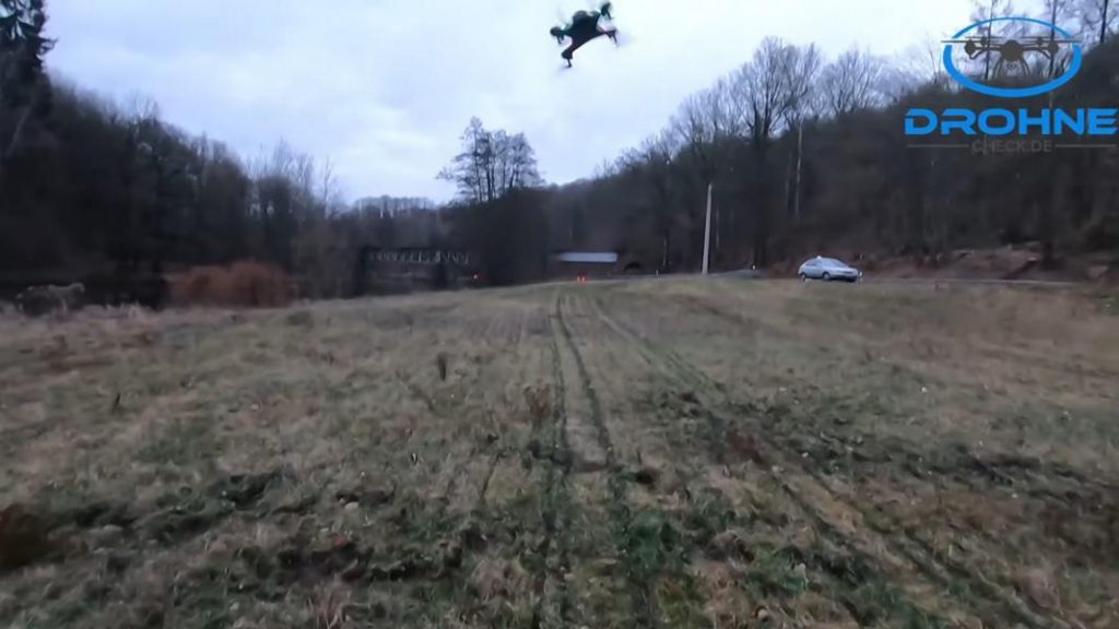 El dron realiza la voltereta