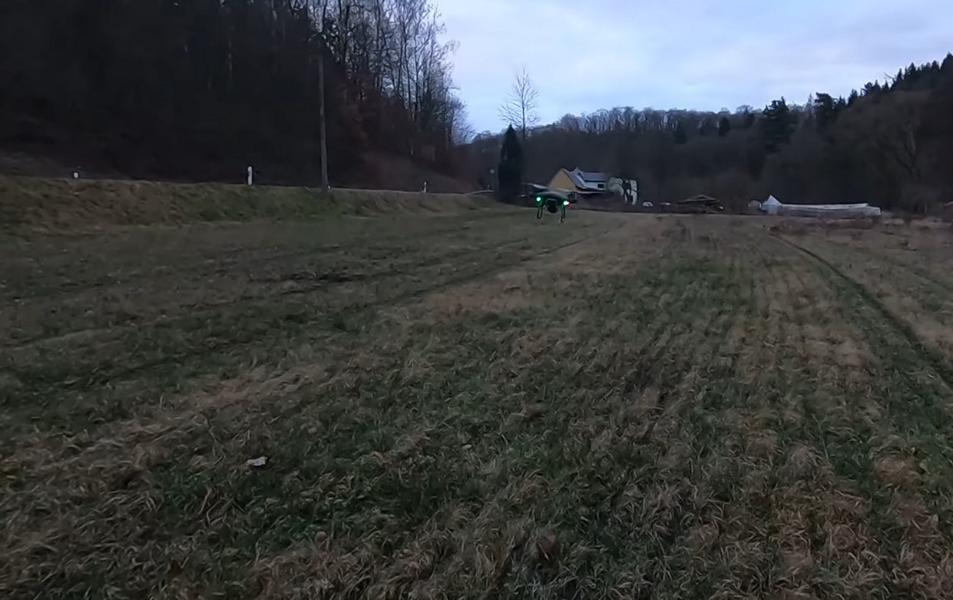 El zumbido del dron en el aire